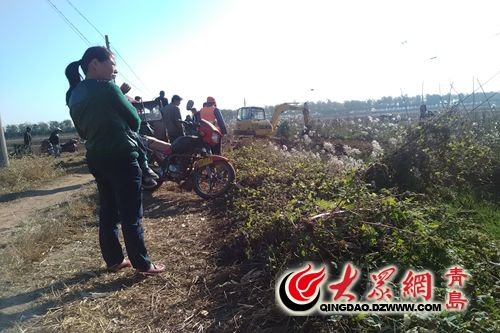 村民找來(lái)挖掘機(jī)平路安裝水泵抽水救人。