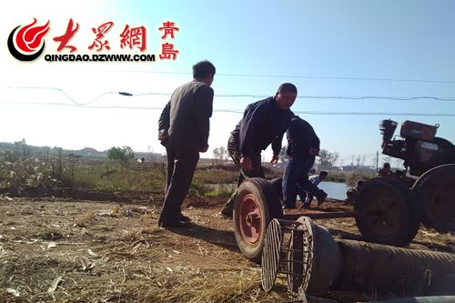 村民找來(lái)大型水泵抽水尋人。
