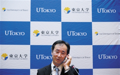 梶田隆章,日本物理学家、天文学家,1959年出生,现任东京大学宇宙线研究所所长。梶田隆章受业于日本著名物理学家小柴昌俊、户塚洋二,2002年三人共同获得潘诺夫斯基实验粒子物理学奖。