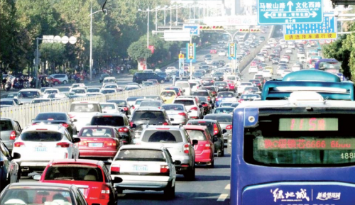 隨著國慶假期的結束,9日上午8時,濟南經十路上,“堵車”又回來了。齊魯晚報記者 左慶攝