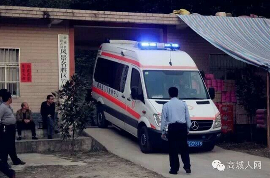 信阳商城县三轮摩托车载9人侧翻 其中7人死亡