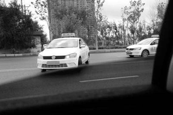 驾校教练指挥女学员超速飙到85