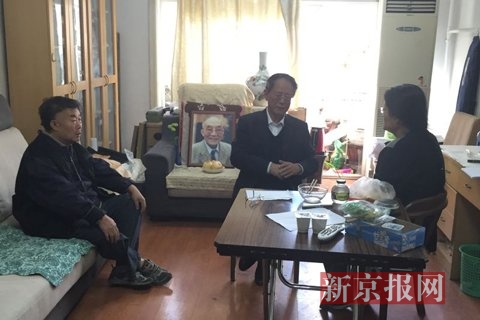 胡德平前来悼念,正和杜润生的女儿聊天。新京报记者 尹亚飞 摄