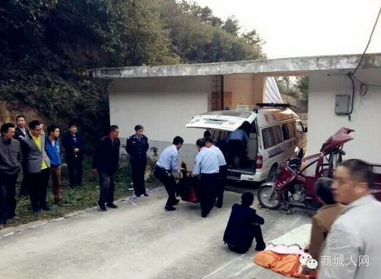 信阳商城县三轮摩托车载9人侧翻 其中7人死亡