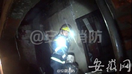  男子 看到芜湖爆炸事件 点打火机 试探煤气罐 炸