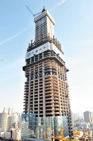 昨日，长沙国际金融中心主体高度达到306.25米，攀升至65层，刷新湖南城市建设天际线。　　长沙晚报记者 贺文兵 摄