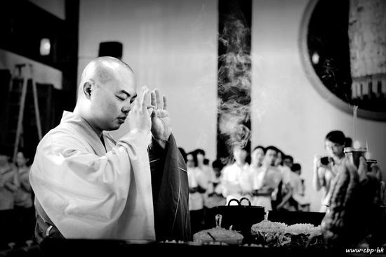 一切佛法，都是在礼敬中祈求。（图：佛教摄影网）