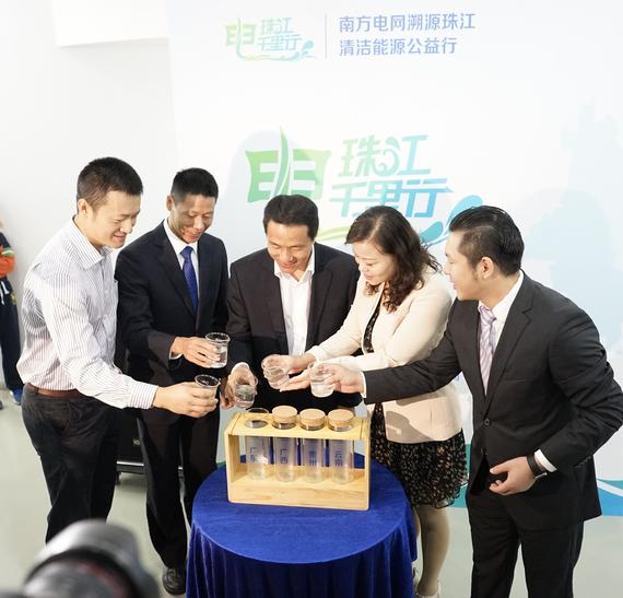 嘉宾们共同倾注珠江水,启动珠江万里行活动,腾势作为低碳生活的倡导者,为本次“珠江千里行”活动注入了绿色环保的全新内涵