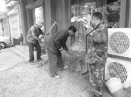 工人正在清理門口堆積的水泥