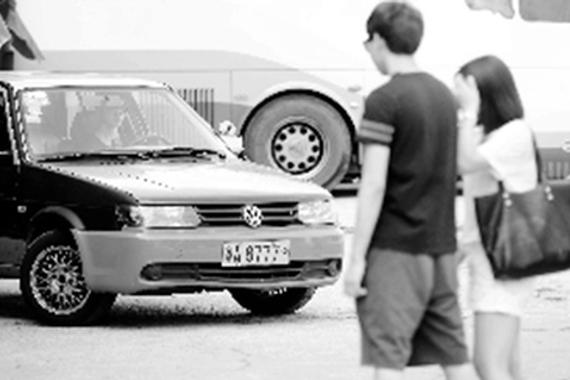 女子在考场内偷练车被控无证驾驶