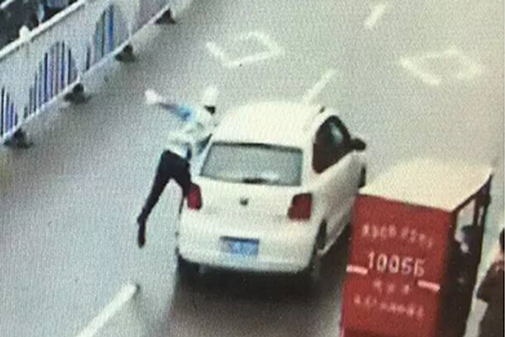 女司机故意撞警后扬长而去：人没死没关系