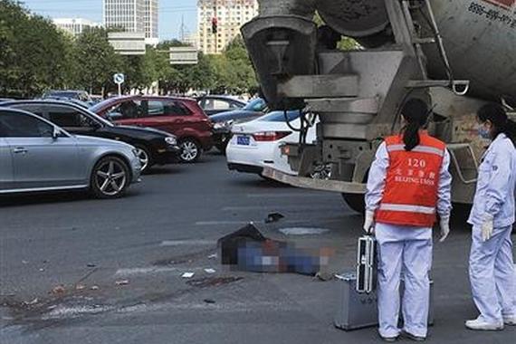 电动车男子遭混凝土车碾轧身亡