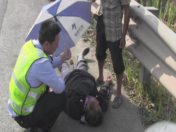  女子 醉卧乐宜高速 应急车道  交警撑伞40分钟_新