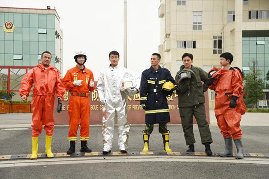 佟大为变身大白 游泳技能获赞