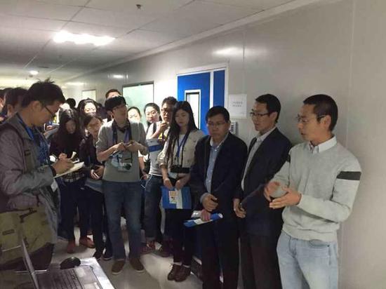济南磐升生物技术有限公司总工程师武训伟博士向记者介绍相关科研成果。