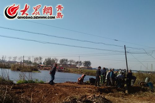 村里又找來(lái)兩臺(tái)大型水泵 抽水尋人。