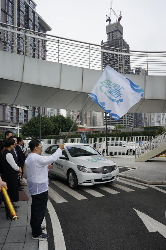 南方电网传媒有限公司领导挥动发车大旗,腾势车队出发开启寻访珠江流域清洁能源的旅程