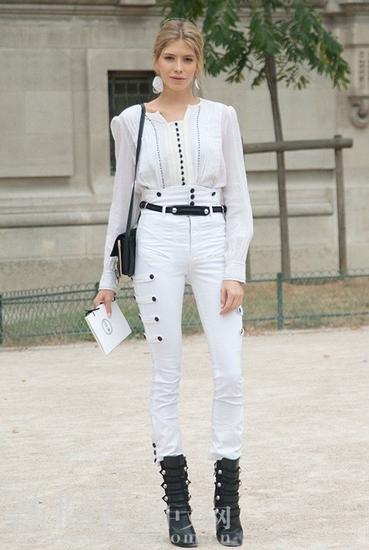 白色衬衫搭配高腰裤拉长整体的造型比例