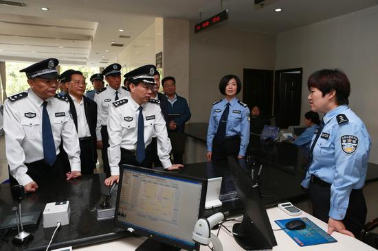 許甘露指導(dǎo)公安工作