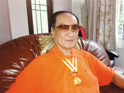 庞老佩戴抗战70周年纪念勋章