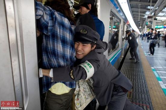 在东京站台里，经常有“火车推手”（train pushers），专门负责在高峰期帮助旅客挤上火车。