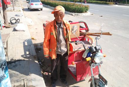 部分高齡失地農(nóng)民靠掃馬路維持生計