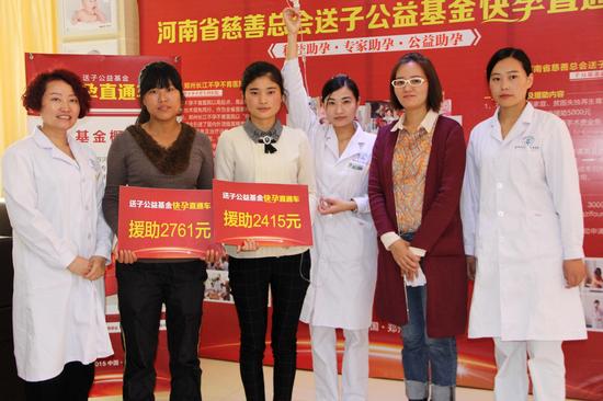 朱雷華部長現場為基金受助代表發放援助金