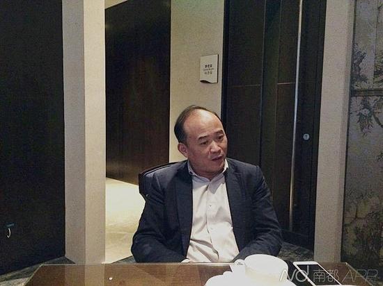 昨天晚上，蘭世立接受南都采訪。南都記者 商西 實(shí)習(xí)生衛(wèi)佳銘 攝