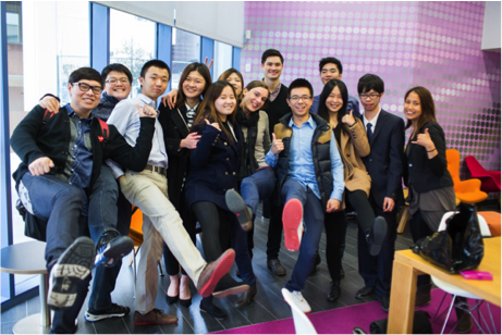 参加未来职场菁英计划的悉尼科技大学INSEARCH学院学生合影