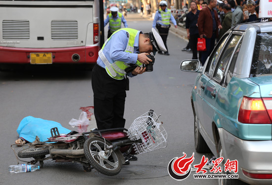 现场旁观者根据电动车朝向判断逆行，而真相是电动车倒地后发生偏转。