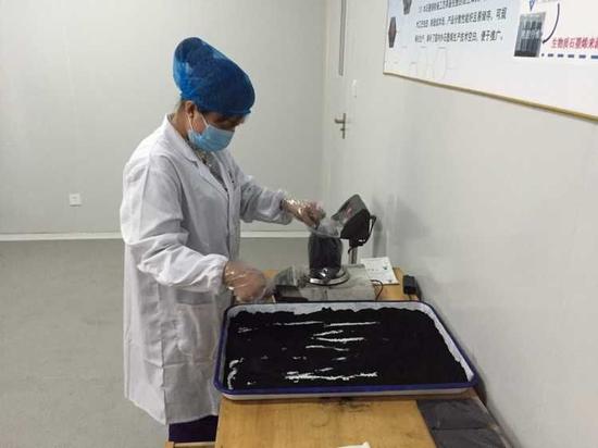 济南圣泉集团股份有限公司工作人员正在生产生物质石墨烯。