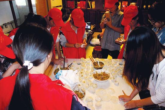 鄭州90后大學生包包子送橋下農民工