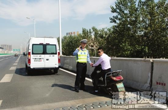 男子东莞骑摩托车回岳阳 万家丽高架桥被查