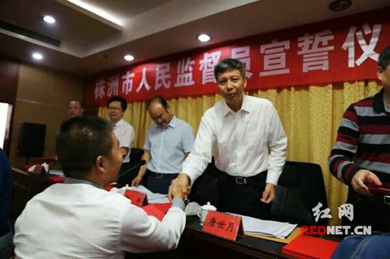 湖南省司法厅副厅长唐世月给人民监督员颁发证书。