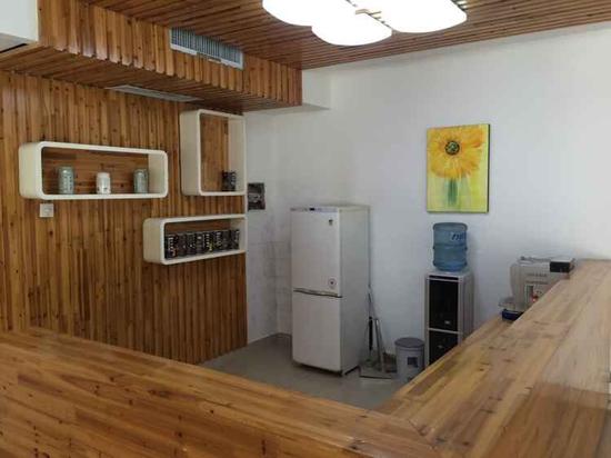 采访团在力诺集团科技工业园体验神奇的“零碳排放”咖啡屋。咖啡屋没有借助任何外来电力等能源供应，照明、制冷全靠太阳能，是一间不会产生碳排放的“零碳馆”
