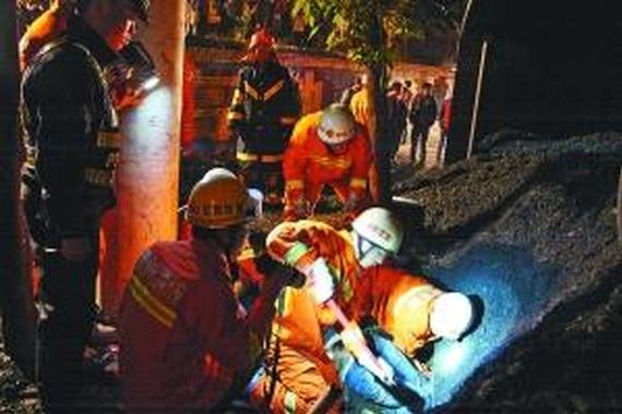 拉煤车侧翻一车煤埋住两路人 致1死1伤 