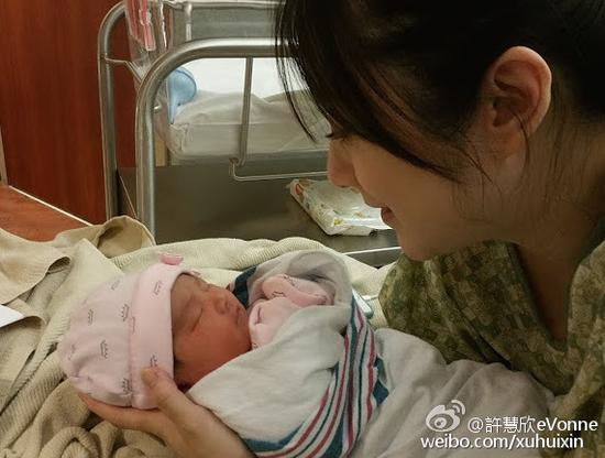 许慧欣抱女儿
