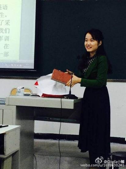 美女老师收到板砖