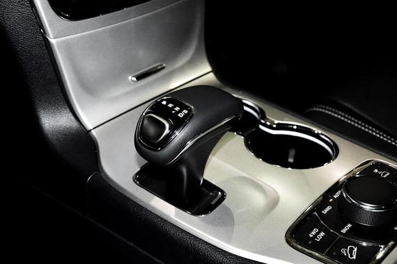 Jeep大切诺基新款“豪华版及尊耀版”内饰细节图