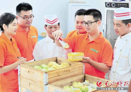 卢启辉(右二)带着自己的创业团队在对果蔬新品包点进行“味道”和“健康”分析。长沙晚报记者 贺文兵 摄