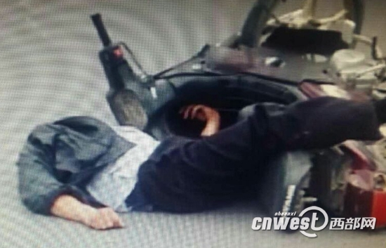 受伤的摩托车司机躺在地上。