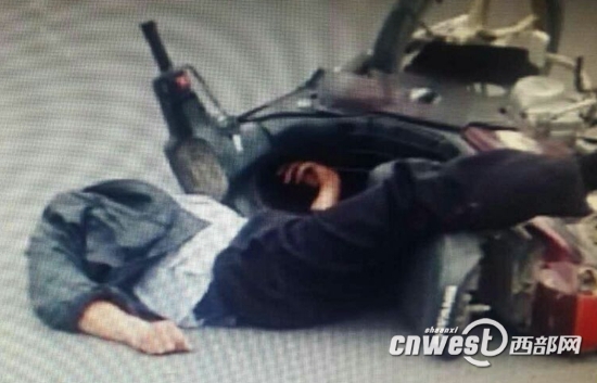 受傷的摩托車司機(jī)躺在地上。