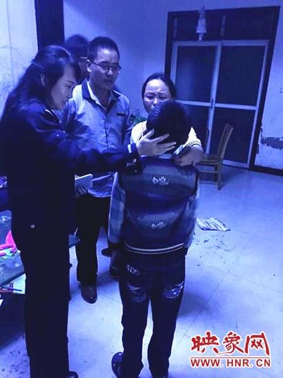 派出所民警陪同孩子父亲把孩子接回家