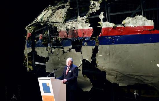 荷兰安全委员会主席在MH17残骸前发表报告