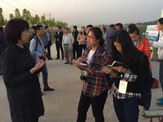 振丰农业生态园大葱专家、章丘市农业局植物保护站站长胡延萍在接受媒体采访。