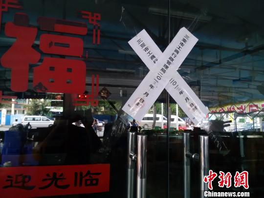 10月13日下午,三亚市工商局对“鑫福园胖姐海鲜店”进行了查封。 尹海明 摄