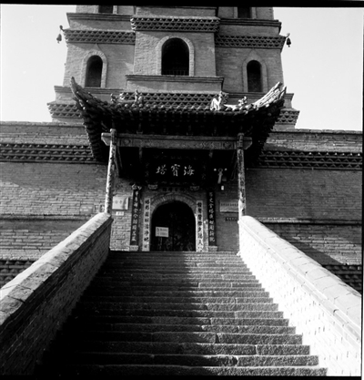 塔座台阶。