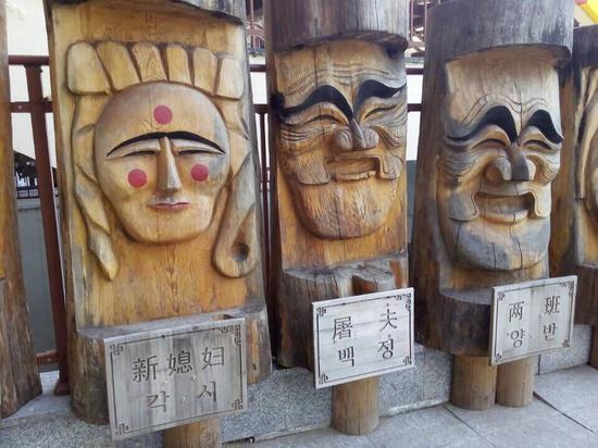 10月14日,“新常态·新定位·新提升——第十一届中国网络媒体山东行”东线采访团来到威海经济技术开发区韩乐坊,感受这个离韩国最近的中国城市里洋溢的“韩风”魅力