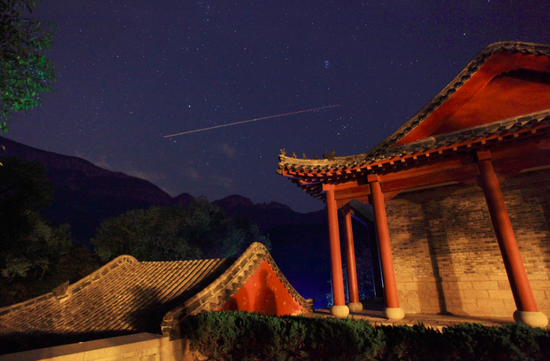 深邃的灵岩寺夜空。