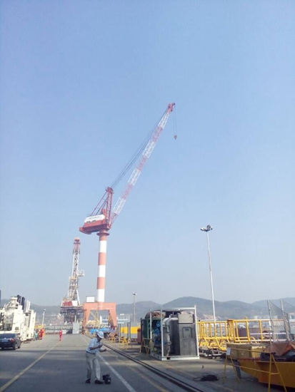 10月14日，“新常态·新定位·新提升——第十一届中国网络媒体山东行”采访团成员来到烟台中集来福士海洋工程有限公司，在观察采访中触摸烟台抢占“一带一路”先机、不断挺进“深蓝”、打造海洋利器的脉博